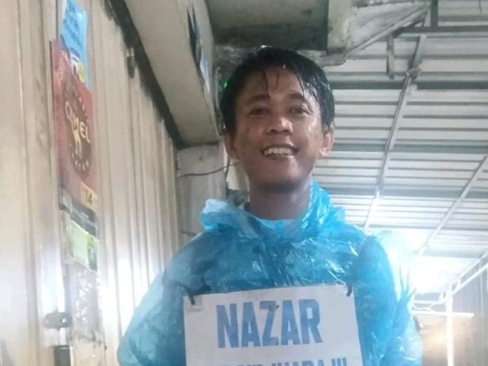 Bobotoh Persib asal Tasikmalaya, Iqbal dalam perjalanan jalan kaki dari Tasik ke Stadion GBLA Bandung.