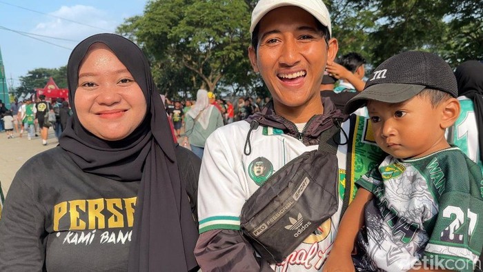 Farhan dan keluarganya di Stadion Gelora Bung Tomo datang dari Krian Sidoarjo demi mendukung Persebaya
