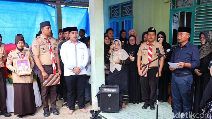 Bupati Bone Andi Asman Sulaiman memimpin upacara pelepasan jenazah tokoh Pramuka Bone Syamsuddin.