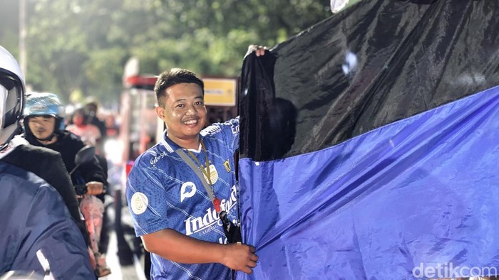 Cerita Kendro, Jualan Cilok Sambil Rayakan Persib Hattrick Juara
