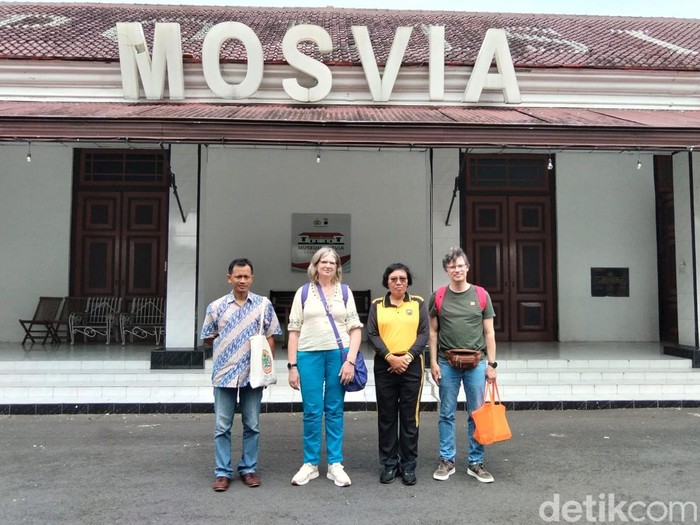 Perempuan asal Belanda, Elsbeth de Jager bersama suaminya, Melvin Van Deventer di Museum Mosvia atau bekas Gedung Polres Magelang Kota, Jumat (22/5/2026).