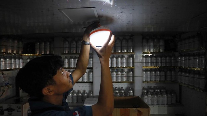 Pedagang menggunakan penerangan darurat saat terjadi pemadaman listrik di Banda Aceh, Aceh, Sabtu (23/5/2026). PT PLN (Persero) menyatakan pemadaman listrik massal (blackout) di sejumlah wilayah Sumatera dipicu gangguan pada sistem transmisi interkon