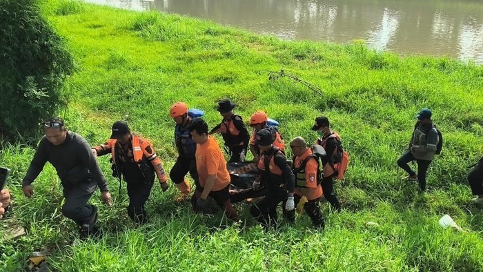 Evakuasi pria hanyut di Banjir Kanal Barat Semarang, Sabtu (23/5/2026).
