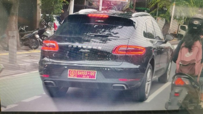 Foto mobil mewah Porsche tipe Macan memakai pelat dinas TNI ramai beredar di medsos. Pihak TNI menegaskan tak ada mobil dinas berjenis mobil mewah tersebut. (dok Istimewa/repro)