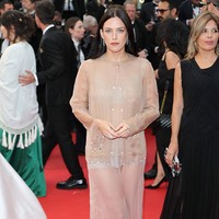 Riley Keough tampil feminin dengan setelan sheer dari Chanel. Meski technically masih mengikuti aturan karena tidak benar-benar nude, look transparan yang memperlihatkan detail lingerie sukses memancing perhatian publik dan media fashion internasional. (Foto: Ernesto Ruscio/Getty Images)