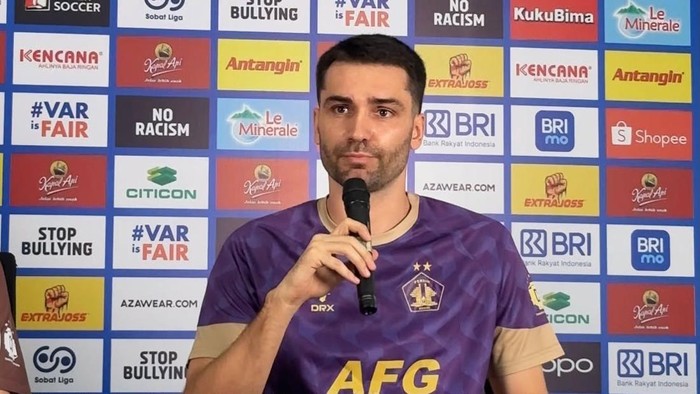 Gelandang Persik Kediri Jon Toral.