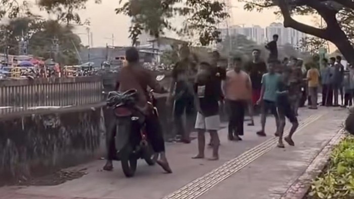 Gerombolan bocil adang pemotor naik trotoar di Jakbar