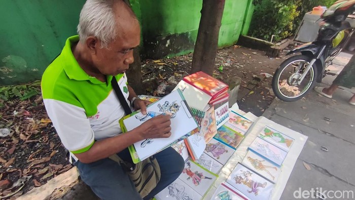 Guru non ASN menjual sketsa lukisan di depan SD Negeri Pagerwojo Sidoarjo dengan harga Rp 1000 dapat 3 lembar.