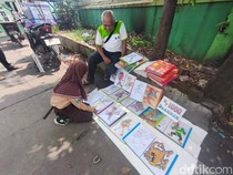 Alasan Mulia Guru di Sidoarjo Jual Gambar Karyanya untuk Para Siswa