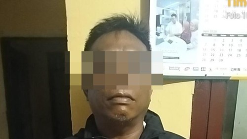 Guru PNS di Sumbawa, NTB inisial FRM (40) ditangkap karena diduga menebas dua IRT kakak beradik. (Dok. Polres Sumbawa)