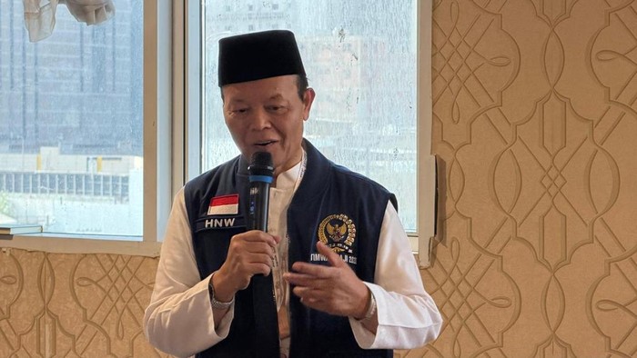 Anggota Timwas Haji DPR Hidayat Nurwahid (HNW) usai melakukan kunjungan ke jemaah haji Kloter JKG 02 Jakarta Selatan di Hotel Luluah Nomor 710 Sektor 7 Mekkah, Arab Saudi, Jumat (22/5/2026).