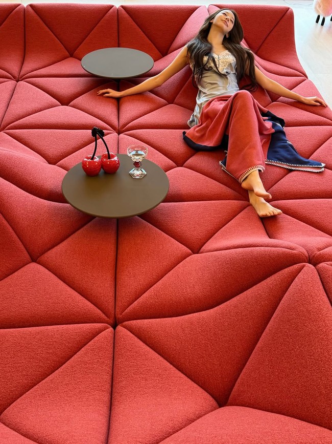 Netizen sontak tercengang melihat kemewahan sofa di ruang TV-nya. Bukan sembarang sofa. Jang Wonyoung IVE ditaksir mengeluarkan lebih dari $200,000 atau sekitar Rp 3,5 miliar. Foto: dok. Instagram @for_everyoung10