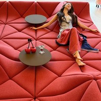Netizen sontak tercengang melihat kemewahan sofa di ruang TV-nya. Bukan sembarang sofa. Jang Wonyoung IVE ditaksir mengeluarkan lebih dari $200,000 atau sekitar Rp 3,5 miliar. Foto: dok. Instagram @for_everyoung10
