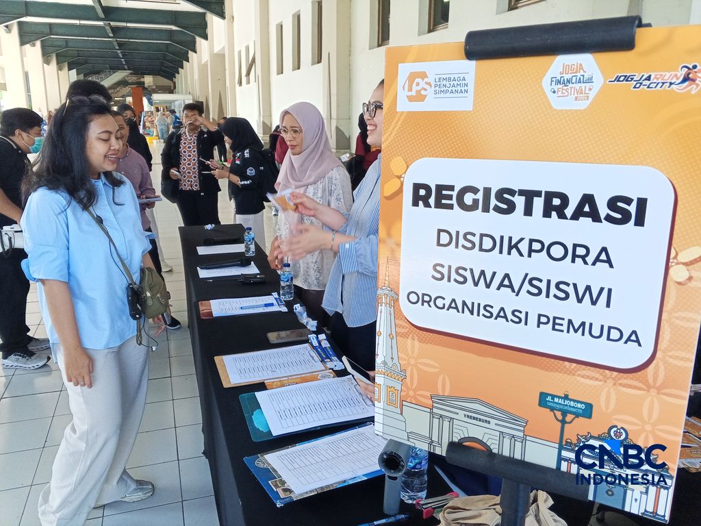Jogja Financial Festival 2026 hari kedua di Jogja Expo Centre (JEC), Bantul menghadirkan pembicara inspiratif, sehingga diserbu oleh para pelajar dan peserta umum. Jogja Financial Festival 2026 hari kedua di Jogja Expo Centre (JEC), Bantul menghadirkan pembicara inspiratif, sehingga diserbu oleh para pelajar dan peserta umum. (CNBC Indoneisa/Robertus Andrianto Serin)