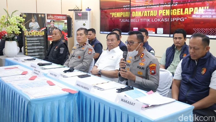 Konferensi pers penanganan dugaan penipuan jual beli titik Program Makan Bergizi Gratis (MBG) digelar di Lobby Mapolresta Barelang, Batam.