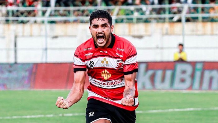 Striker Madura United, Junior Brandao mencetak brace.