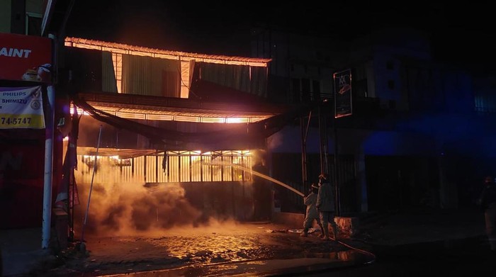 Toko grosir di Dusun Gebangmalang, Desa Bandung, Diwek, Jombang yang dibakar tersangka
