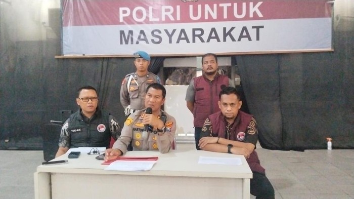 Kapolres Sampang AKBP Hartono memberikan keterangan terkait polemik barang bukti sabu 3 kilogram yang dipersoalkan terdakwa dalam sidang kasus narkoba di PN Sampang.