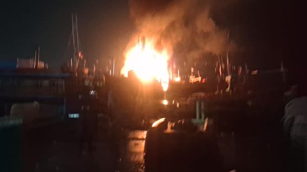 Kebakaran kapal nelayan di PPN Tasikagung, Rembang, Jumat (22/5/2026) malam. Kebakaran kapal nelayan di PPN Tasikagung, Rembang, Jumat (22/5/2026) malam.