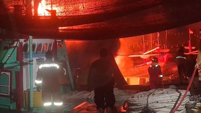 Kebakaran kapal nelayan di PPN Tasikagung, Rembang, Jumat (22/5/2026) malam.