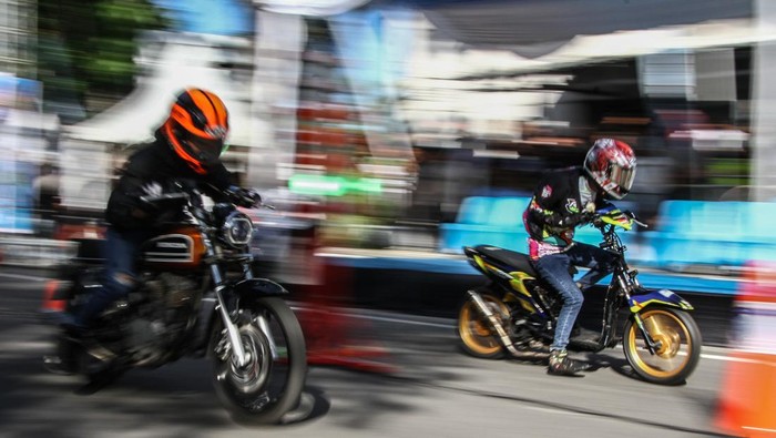Pembalap memacu kecepatan motor saat mengikuti kejuaraan Gubernur Cup Drag Bike 2026 di Palangka Raya, Kalimantan Tengah, Sabtu (23/5/2026). Kejuaraan balap motor trek lurus atau drag bike dengan lintasan sirkuit non permanen sepanjang 201 meter itu diikuti 150 lebih pembalap dari berbagai daerah yang mempertandingkan 22 kelas dalam rangka menyalurkan bakat anak muda di bidang otomotif. ANTARA FOTO/Auliya Rahman/agr