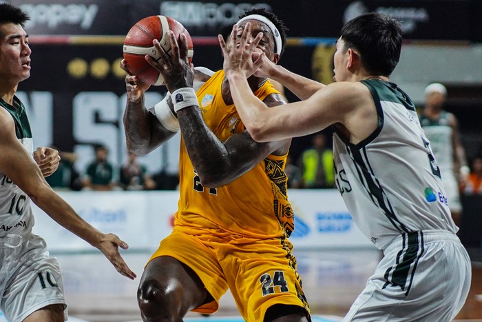 Pebasket Kesatria Bengawan Solo Kentrell Debarus Barkley (tengah) berusaha melewati hadangan pebasket Bogor Hornbills Antoni Erga (kanan) dan Hans Abraham (kiri) saat pertandingan seri putaran pertama Playoffs Indonesian Basketball League (IBL) 2026 di Sritex Arena, Solo, Jawa Tengah, Sabtu (23/5/2026). Kesatria Bengawan Solo menang atas Bogor Hornbills dengan skor 82-81. ANTARAFOTO/Maulana Surya/agr