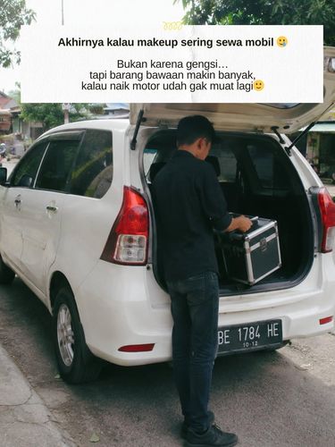 Kisah inspiratif penata rias yang dulu sempat ditolak satpam karena pakai motor. Kini ia sukses membuktikan kerja kerasnya dengan membeli mobil impiannya. Kisah inspiratif penata rias yang dulu sempat ditolak satpam karena pakai motor. Kini ia sukses membuktikan kerja kerasnya dengan membeli mobil impiannya.