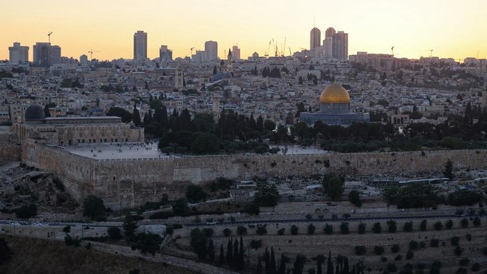 This picture taken from the Mount of Olives shows a view of the Al-Aqsa Mosque compound and its Dome of the Rock in Jerusalems Old City on May 22, 2026. (Photo by AHMAD GHARABLI / AFP)