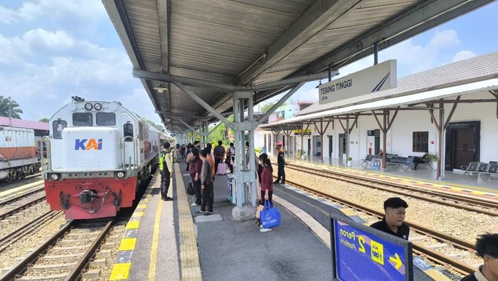 Kereta Api (KA) di stasiun Medan menuju Siantar