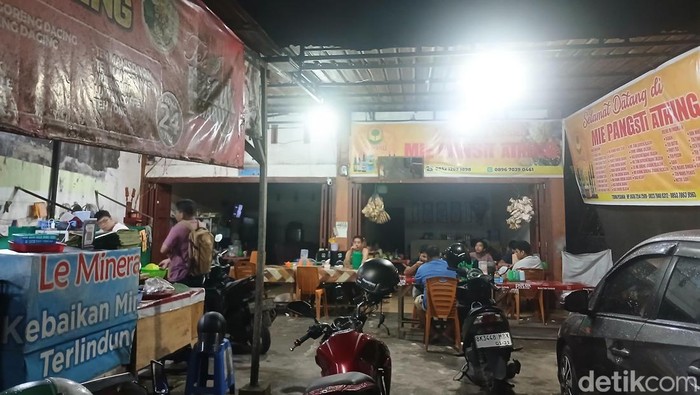 Situasi warung bakmi dipadati warga karena listrik padam, Medan, Sabtu dinihari (23/5/2026)