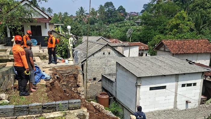 Longsor tebing penahan tanah di Desa Cimande, Bogor. (dok. BPBD Kabupaten Bogor)