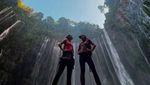 Foto Menakjubkan Luna Maya di Air Terjun Tumpak Sewu