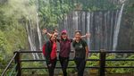 Foto Menakjubkan Luna Maya di Air Terjun Tumpak Sewu