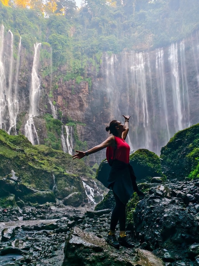 Luna Maya di Tumpak Sewu