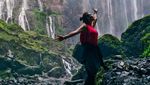 Foto Menakjubkan Luna Maya di Air Terjun Tumpak Sewu