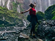 Terpopuler: Foto Luna Maya di Air Terjun Tumpak Sewu
