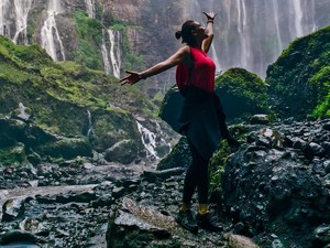 Terpopuler: Foto Luna Maya di Air Terjun Tumpak Sewu