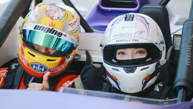 Manda Cello saat jajal mobil balap langsung di sirkuit.