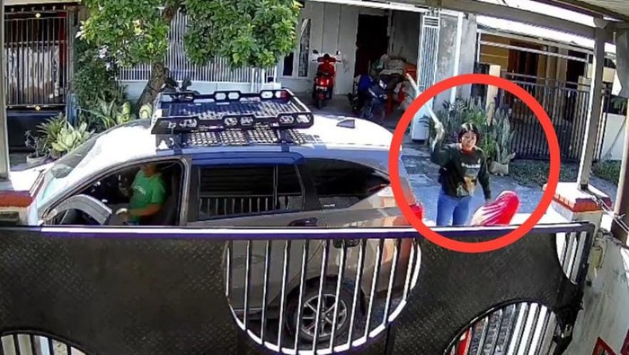 Mantan Polwan YU menganiaya tetangganya, K, di Sigi, Sulteng. Aksi brutal ini terekam CCTV dan viral.