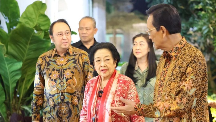 Presiden ke-5 RI sekaligus Ketum PDIP Megawati Soekarnoputri bersama keluarga melakukan pertemuan dan santap malam dengan Sri Sultan Hamengku Buwono X di Kraton Jogja, Jumat (22/5/2026).