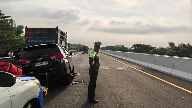 Mobil anggota DPR RI kecelakaan di Tol Paspro Penampakan mobil anggota DPR RI kecelakaan di Tol Paspro