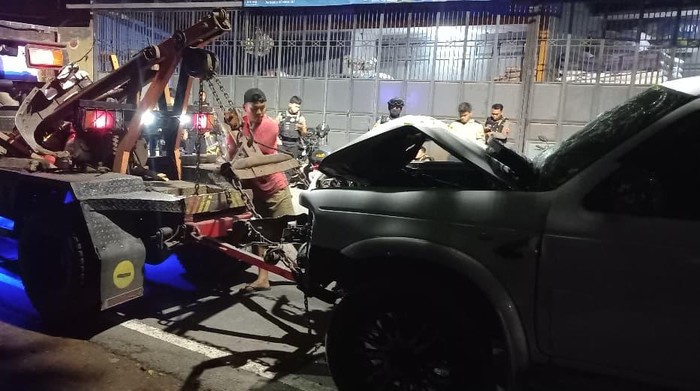 Mobil Ford Everest ringsek usai tabrak tiang listrik di Pasar Depok, Kecamatan Banjarsari, Kota Solo, Sabtu (23/5/2026).