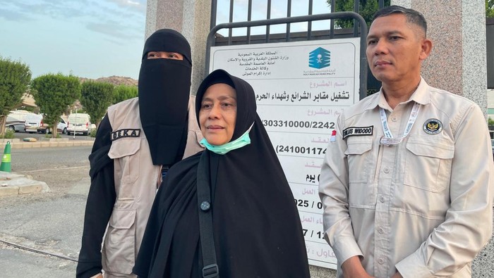 Nafsiah Nawan (tengah) didampingi PPIH Perlindungan Jemaah (Linjam) Deka Ulfa dan Kepala Seksi Linjam Daerah Kerja Makkah Tulus Widodo.