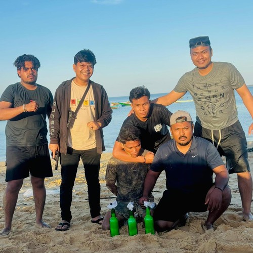 Nelayan bernama Sahrul Moy ditangkap polisi saat hendak mengebom ikan di perairan Desa Akle, Kecamatan Semau, Kabupaten Kupang, NTT, Sabtu (23/5/2026). (Foto: Ditpolairud Polda NTT)