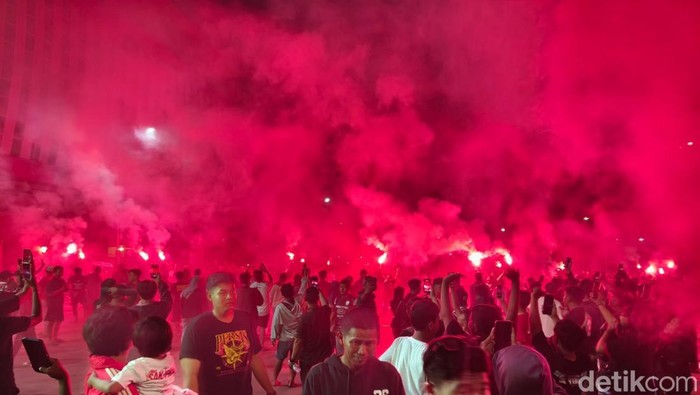 Flare menyala di lokasi nonton bareng Persis di areal parkir Stadion Manahan, Kota Solo, Sabtu (23/5/2026).