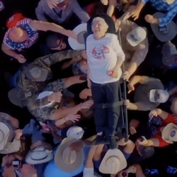 Nih, Orang Tertua yang Crowd Surfing di Konser: 99 Tahun!
