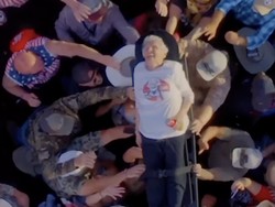 Nih, Orang Tertua yang Crowd Surfing di Konser: 99 Tahun!