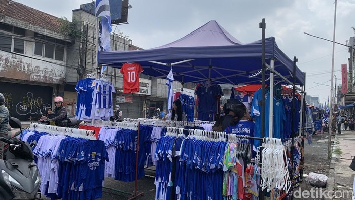 Pedagang atribut Persib di Tegallega Bandung.