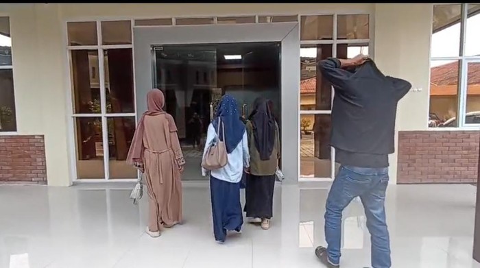 Tiga santriwati melapor ke Polres Ngawi terkait dugaan pencabulan oleh pengasuh pondok pesantren di Widodaren.