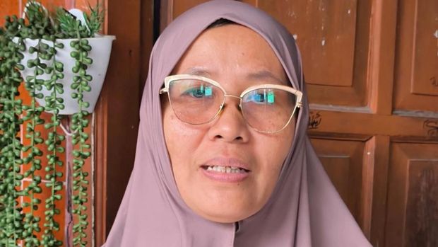 Pemilik rumah di Ciracas, Jaktim, Hamidah (50), cerita detik-detik temukan peluru nyasar tembus plafon dan jatuh dekat anaknya.